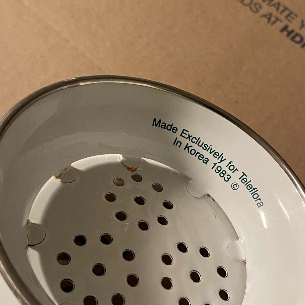 White Enamel Colander - Picture 4 of 4